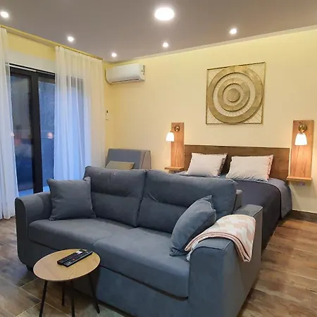Anika Apartman *