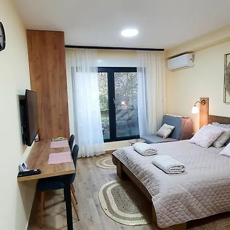 Anika Apartman Rednek