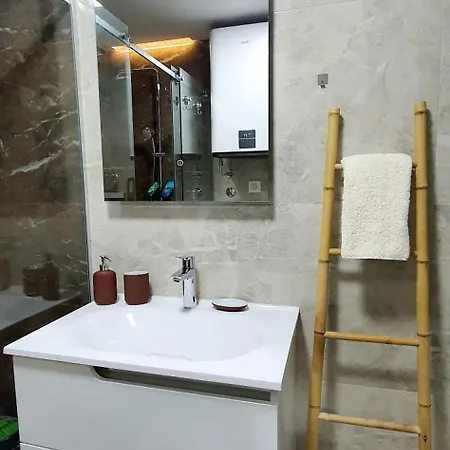 Anika Hedonica Daire *