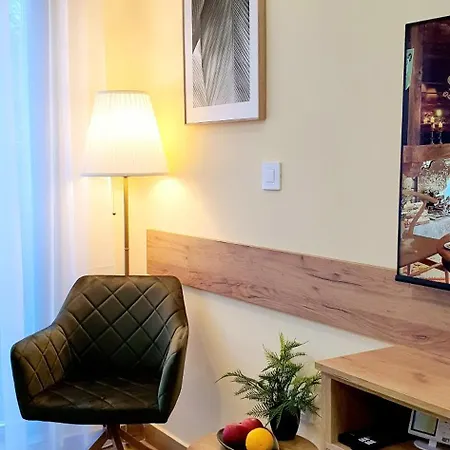 Anika Apartman *