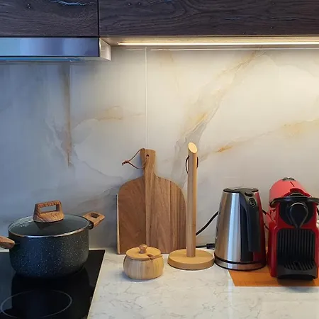 Anika Apartman *